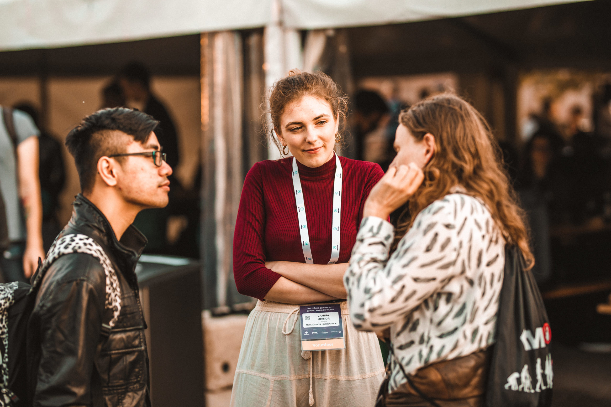 0293_DEVCOM-MK4L88362019- 3 attendees talking to each other