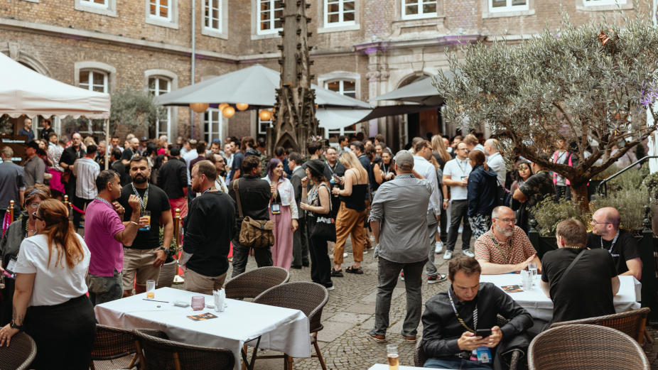 sunday_beergarden People gathering at the inner courtyard of the location Wolkenburg